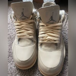 Jordan 4 Retro
Off-White Sail